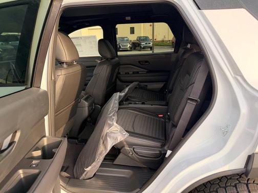 Everest White Pearl Tricoat 2026 Nissan Pathfinder Rock Creek