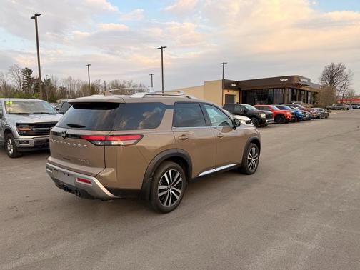 2023 Nissan Pathfinder Platinum