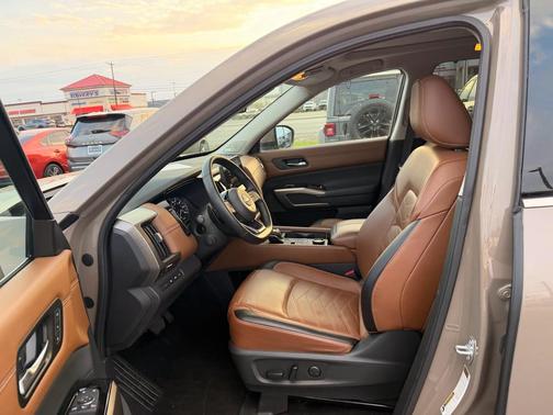2023 Nissan Pathfinder Platinum