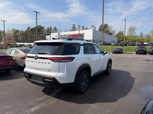 2026 Nissan Pathfinder SV