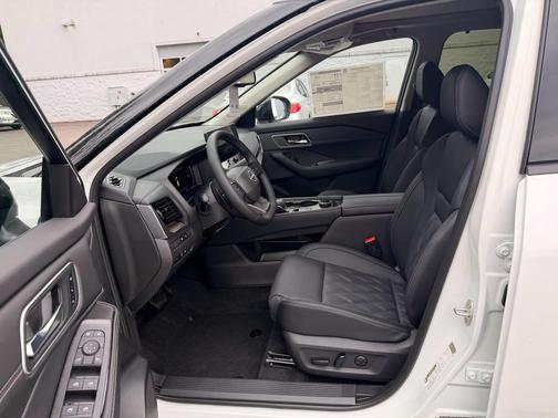 Everest White Pearl/Super Black 2026 Nissan Rogue Platinum