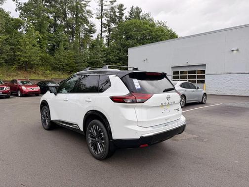 Everest White Pearl/Super Black 2026 Nissan Rogue Platinum
