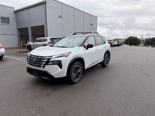 Everest White Pearl/Super Black 2026 Nissan Rogue Platinum