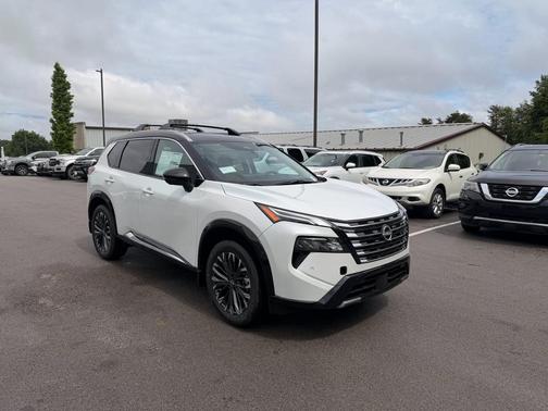 Everest White Pearl/Super Black 2026 Nissan Rogue Platinum