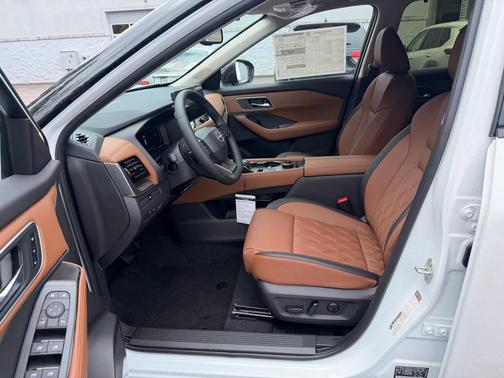 Everest White Pearl/Super Black 2026 Nissan Rogue Platinum