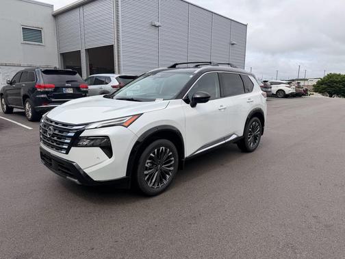 Everest White Pearl/Super Black 2026 Nissan Rogue Platinum