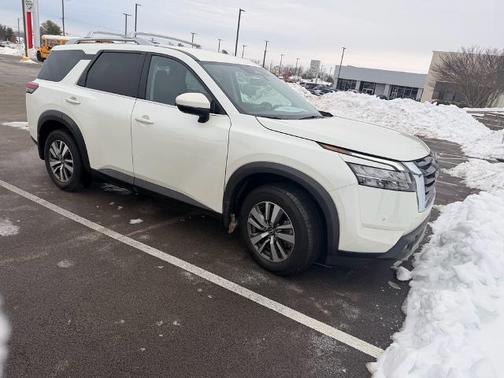 2024 Nissan Pathfinder SL
