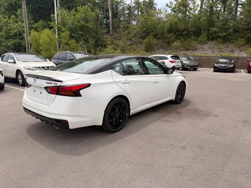 Pearl White Tricoat/Super Black 2026 Nissan Altima SR