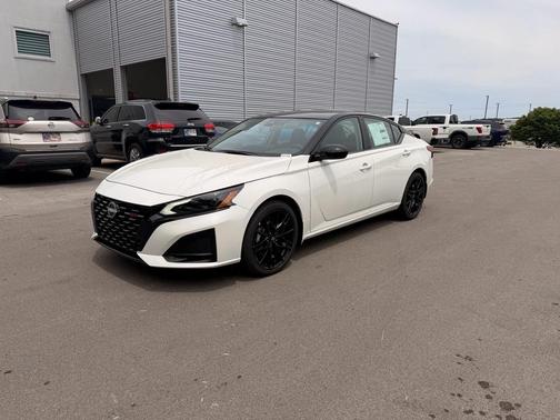 Pearl White Tricoat/Super Black 2026 Nissan Altima SR