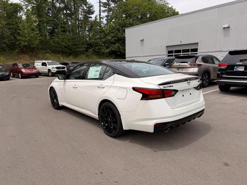 Pearl White Tricoat/Super Black 2026 Nissan Altima SR