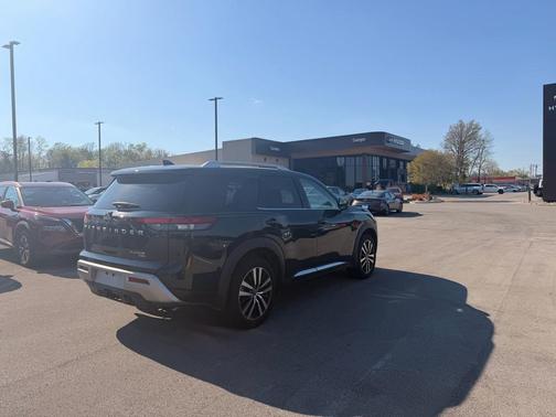 2025 Nissan Pathfinder Platinum