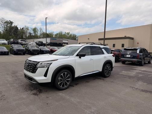 Everest White Pearl Tricoat 2026 Nissan Pathfinder Platinum