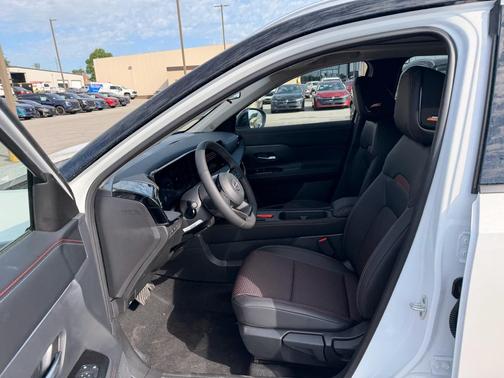 Aspen White Tricoat/Super Black 2026 Nissan Kicks SR