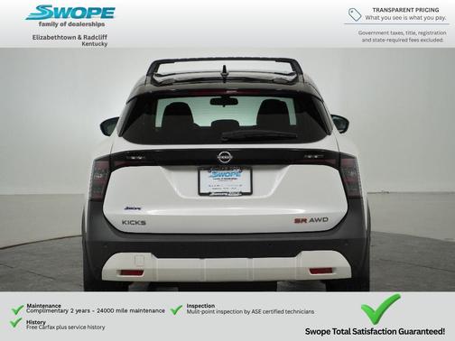 Aspen White Tricoat/Super Black 2026 Nissan Kicks SR