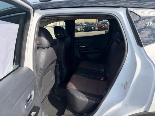 Aspen White Tricoat/Super Black 2026 Nissan Kicks SR