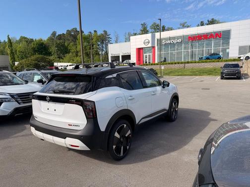 Aspen White Tricoat/Super Black 2026 Nissan Kicks SR