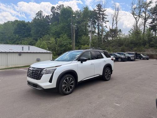 Everest White Pearl Tricoat/Super Black 2026 Nissan Pathfinder Platinum