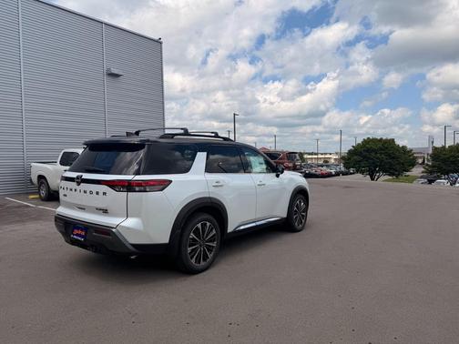 Everest White Pearl Tricoat/Super Black 2026 Nissan Pathfinder Platinum
