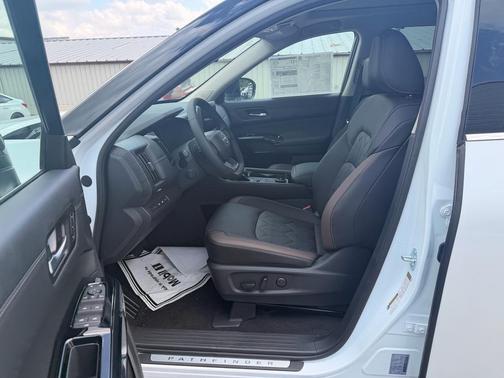 Everest White Pearl Tricoat/Super Black 2026 Nissan Pathfinder Platinum