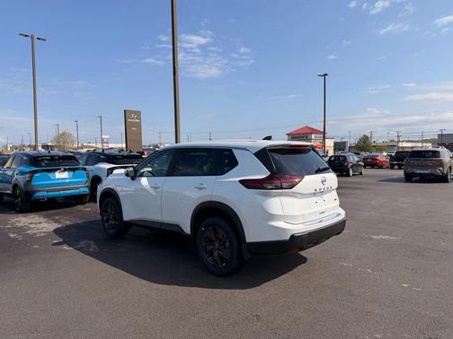 Everest White Pearl Tricoat 2026 Nissan Rogue SV