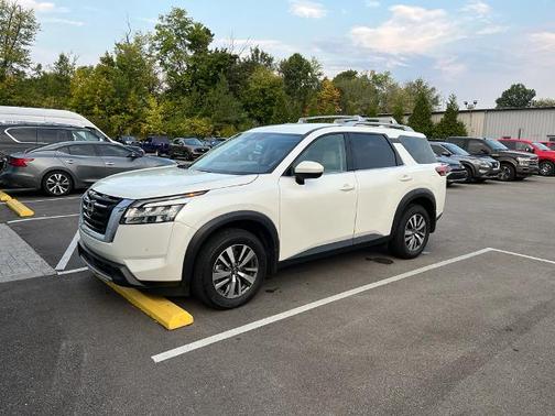 2024 Nissan Pathfinder SL