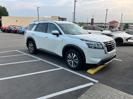 2024 Nissan Pathfinder SL