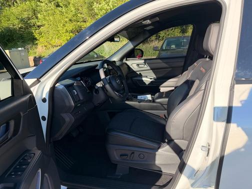 Pearl White Tricoat/Super Black 2023 Nissan Pathfinder Rock Creek