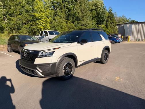 Pearl White Tricoat/Super Black 2023 Nissan Pathfinder Rock Creek