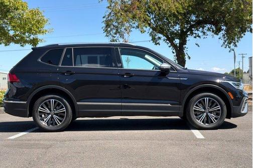 Deep Black Pearl Effect 2024 Volkswagen Tiguan 2.0T Wolfsburg Edition