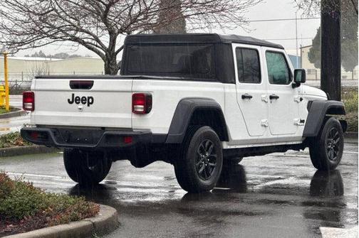 2023 Jeep Gladiator Sport