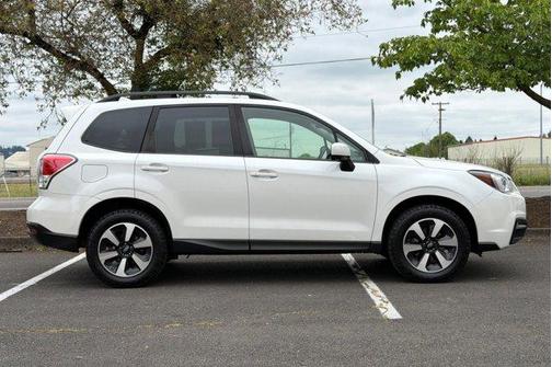Crystal White Pearl 2018 Subaru Forester 2.5i Premium