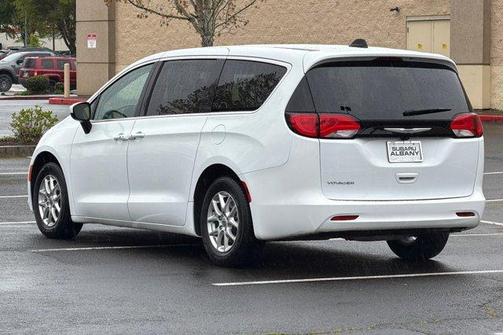 2023 Chrysler Voyager LX
