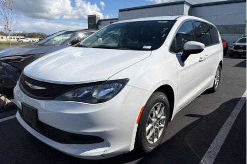 Bright White Clearcoat 2023 Chrysler Voyager LX