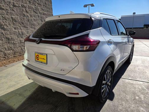 Aspen White Tricoat 2024 Nissan Kicks SV