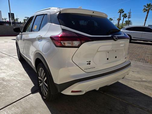 Aspen White Tricoat 2024 Nissan Kicks SV