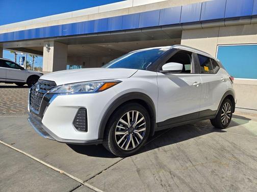 Aspen White Tricoat 2024 Nissan Kicks SV