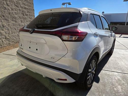Aspen White Tricoat 2024 Nissan Kicks SV
