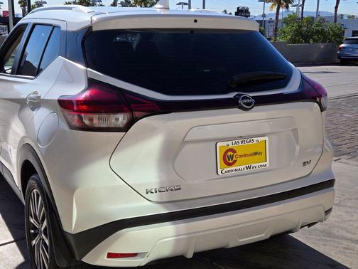 Aspen White Tricoat 2024 Nissan Kicks SV