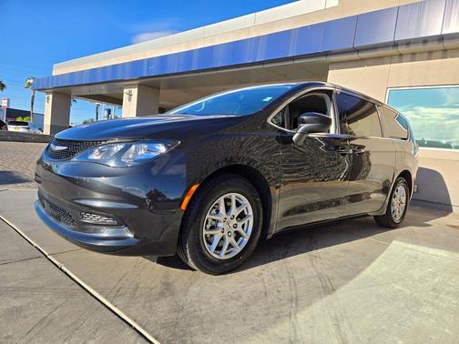 Brilliant Black Crystal Pearlcoat 2023 Chrysler Voyager LX