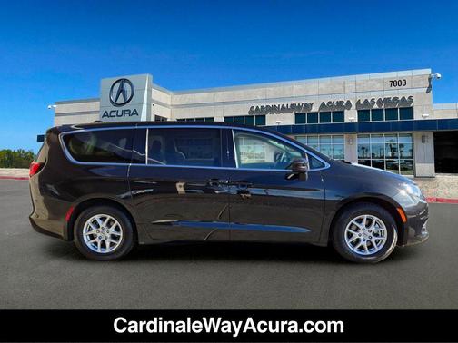 Brilliant Black Crystal Pearlcoat 2023 Chrysler Voyager LX