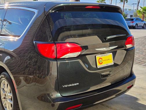 Brilliant Black Crystal Pearlcoat 2023 Chrysler Voyager LX
