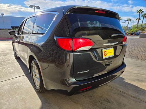 Brilliant Black Crystal Pearlcoat 2023 Chrysler Voyager LX