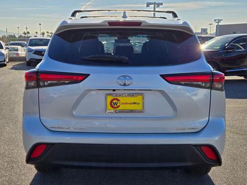 Wind Chill Pearl 2022 Toyota Highlander XLE