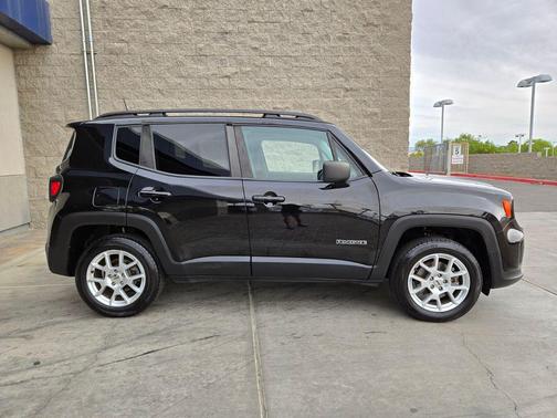 Black Clearcoat 2022 Jeep Renegade Latitude