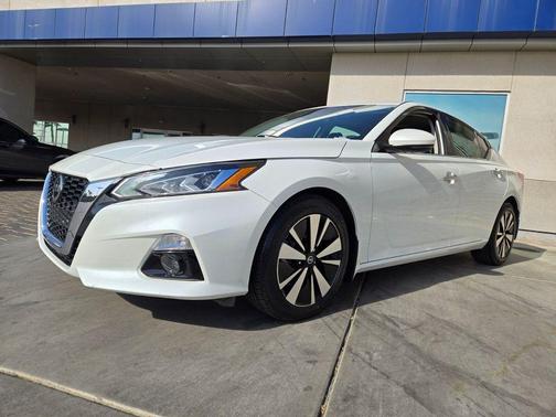 Pearl White Tricoat 2022 Nissan Altima 2.5 SL