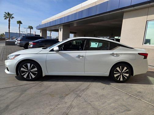 Pearl White Tricoat 2022 Nissan Altima 2.5 SL