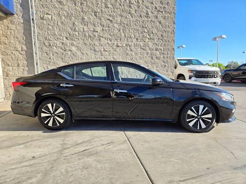 Super Black 2022 Nissan Altima 2.5 SV