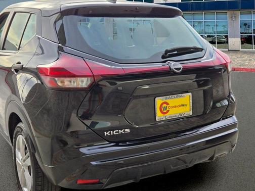 Super Black 2024 Nissan Kicks S