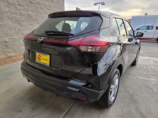 Super Black 2024 Nissan Kicks S
