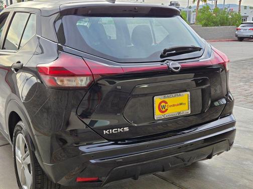 Super Black 2024 Nissan Kicks S